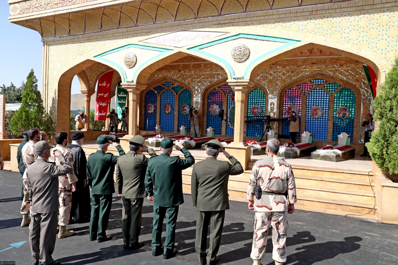 تصاویری از حضور رهبر انقلاب در دانشگاه افسری امام حسن (ع) 3