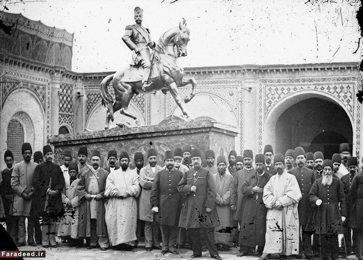 عکسی از ناصرالدین‌شاه در کنار اولین مجسمه تهران 2