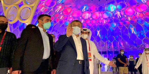 اقدام عجیب احمدی نژاد در دبی جنجالی شد/ عکس 
