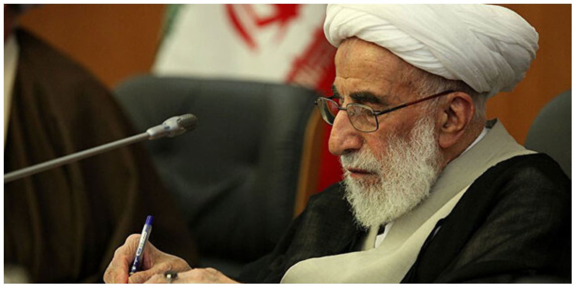 فاتحه خوانی آیت الله جنتی بر سر مزار همسر امام (ره)/ عکس