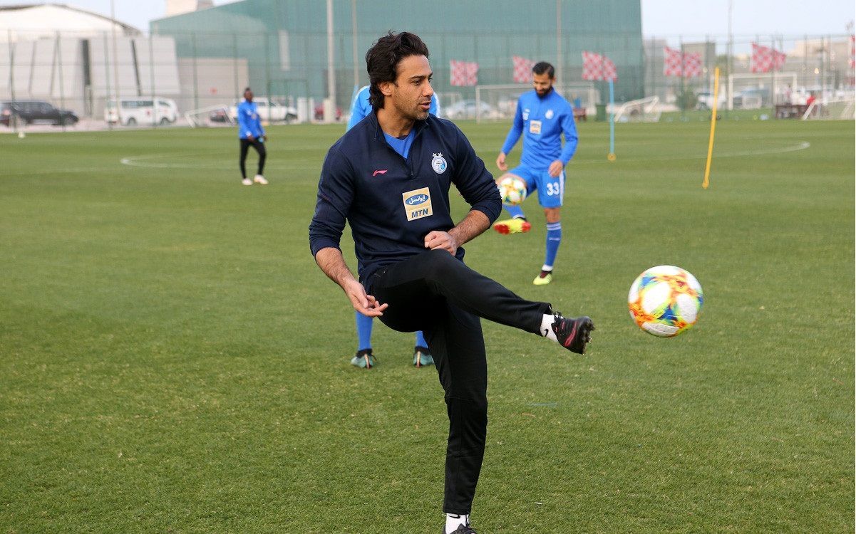 فرهاد مجیدی اینگونه پشت علی دایی درآمد / عکس