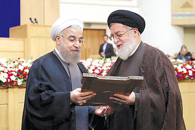 تجلیل رییس جمهوری از رییس بنیاد شهید و امور ایثارگران