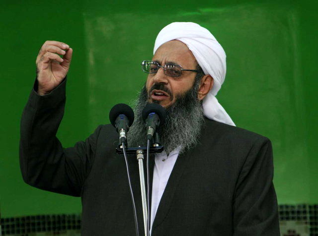 حمله به مولوی عبدالحمید در روزنامه دولت / او اجازه حضور زنان در نماز جمعه را نمی دهد