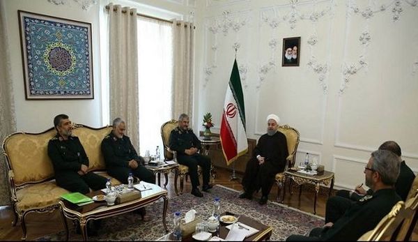 انتقاد حسام الدین آشنا از سردار حاجی زاده به دلیل افشای دیدار فرماندهان با روحانی/ دور از امانتداری است
