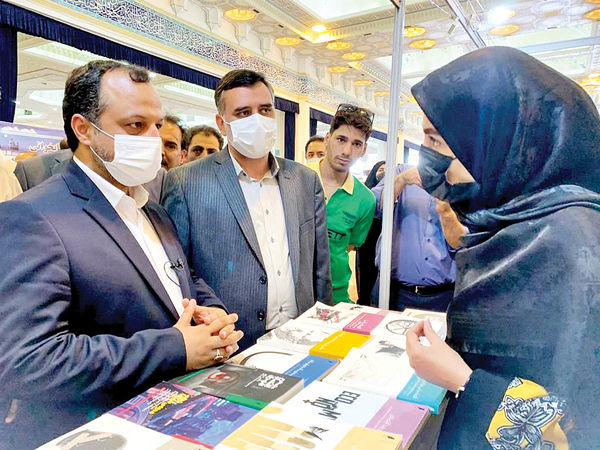 بازدید وزیر اقتصاد از غرفه «دنیای اقتصاد»