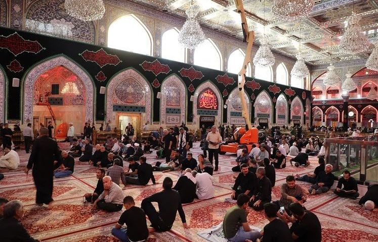 حرم‌های کربلا باز است / حضور زائران در بین‌الحرمین همزمان با ناآرامی‌های عراق + عکس