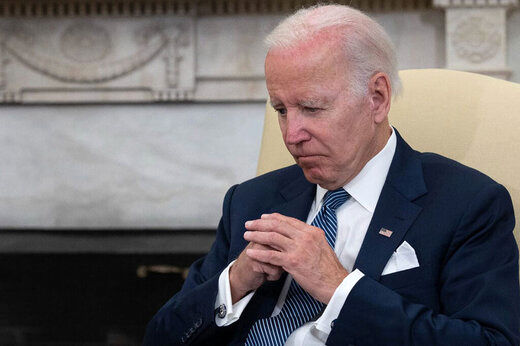 گاف عجیب بایدن؛ آقای رئیس جمهور به دنبال نماینده فوت شده کنگره!