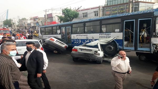 برخورد خونین یک اتوبوس با 5 خودرو در کرج