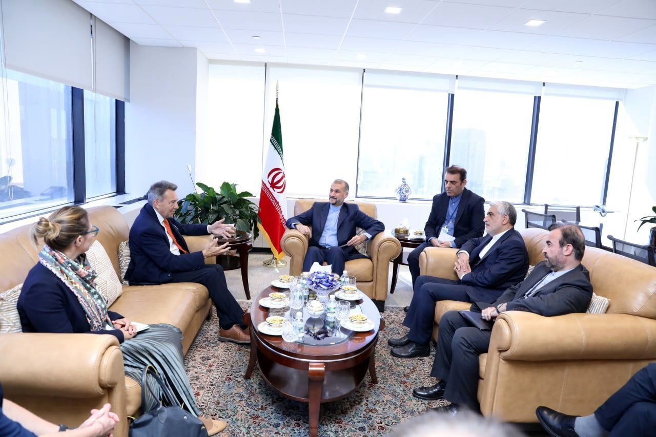 گفتوگوی وزیر خارجه ایران (IRAN) با رئیس کمیته صلیب سرخ