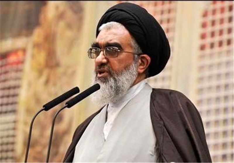 انتقاد امام جمعه قم از ورود زنان به ورزشگاه / عبور از خط قرمزها قابل تحمل نیست!